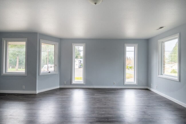 Building Photo - 1639 9th Ave SW