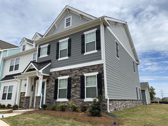 Primary Photo - End Unit 2 Story Townhome in Huntersville