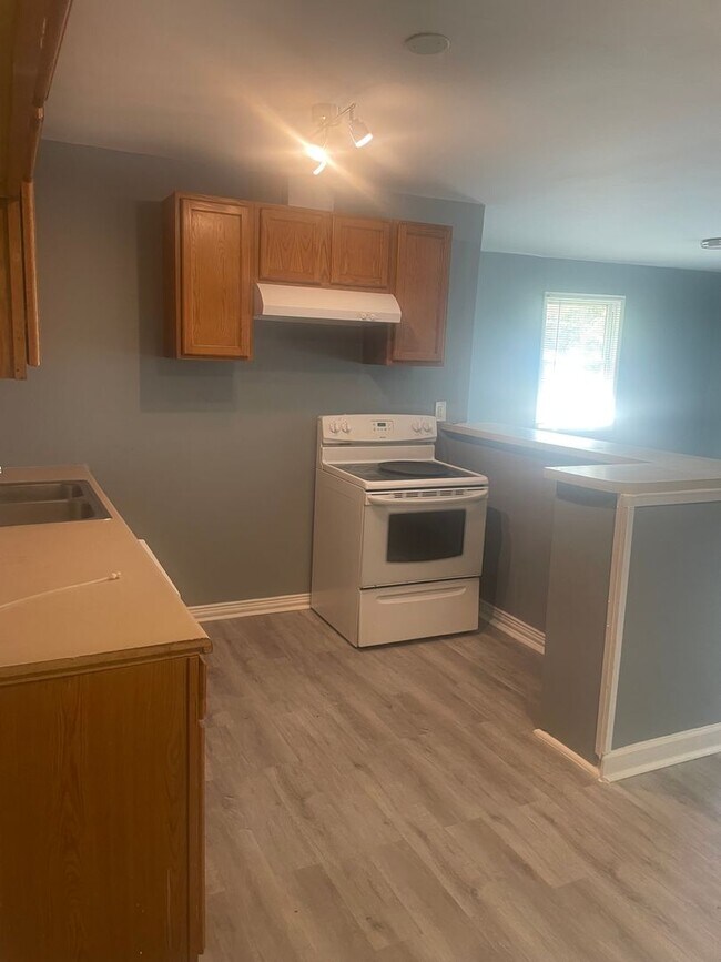 Building Photo - Knoxville 37920 - 3 bedroom, 1 bath home -...
