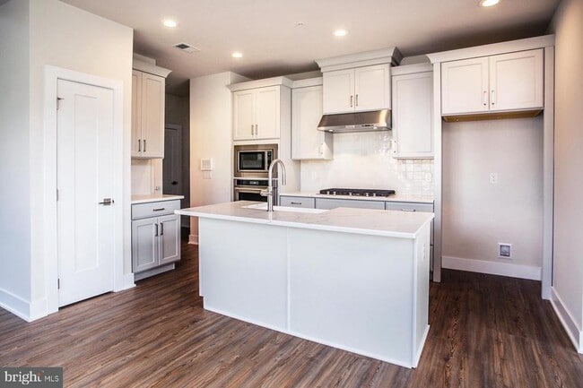 Building Photo - 665 Levering St