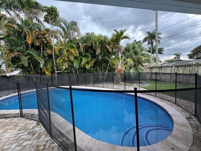 Building Photo - 3 bedroom in Hollywood FL 33020