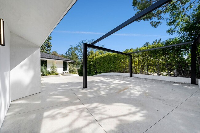 Building Photo - 16110 Clear Oak Dr