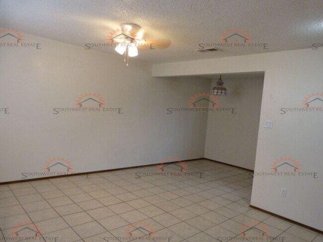 Building Photo - Spacious 2 bedroom 1 bath with a fireplace!