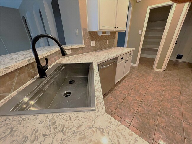 Building Photo - 2115 Hollyfield Ln