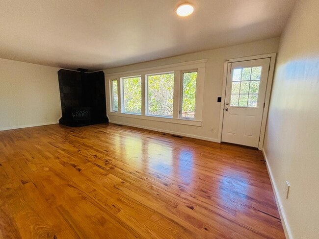 Building Photo - 700 E Edna St