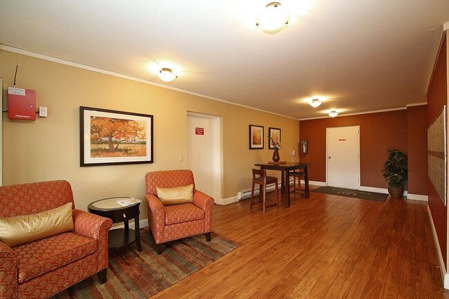 Building Photo - 2Bd/2Ba Mercer Island Condo