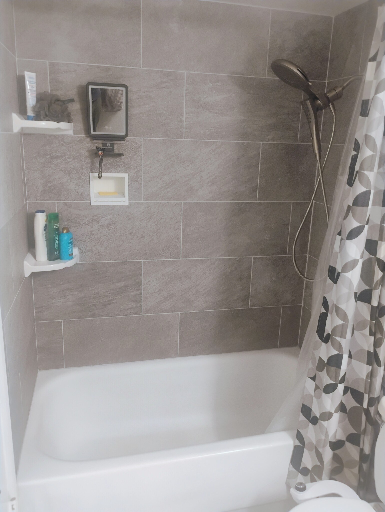 Tub/shower - 1350 Josephine St