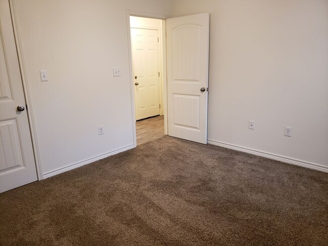 Building Photo - Spacious NISD home