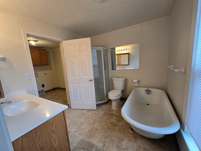 Building Photo - South Hill Home!! Available Now!