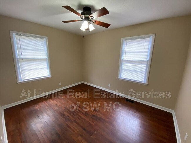 Building Photo - 1222 N Farmer Ave