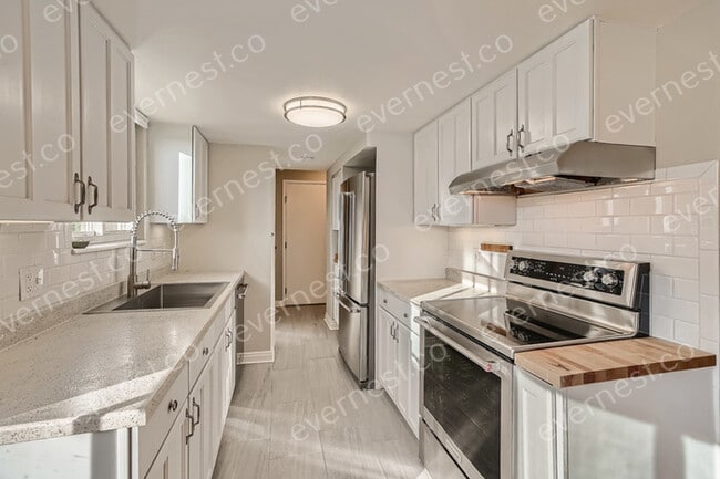 Primary Photo - 10427 Holland Pl