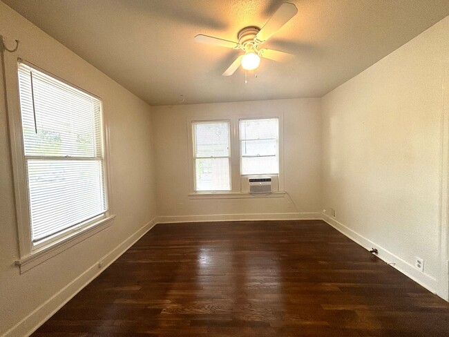 Building Photo - 4 Bedroom in Hyde Park!  Prelease for Augu...