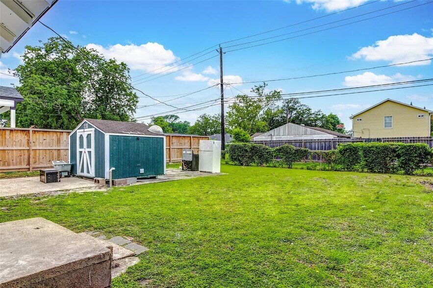 Building Photo - 406 Hahlo St