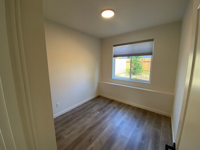 Building Photo - 2-Bedroom, 1-Bath Home in North Portland!