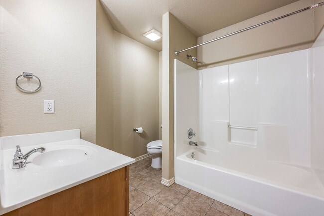 Building Photo - Charming 3BR, 2.5BA Rental Home with Moder...