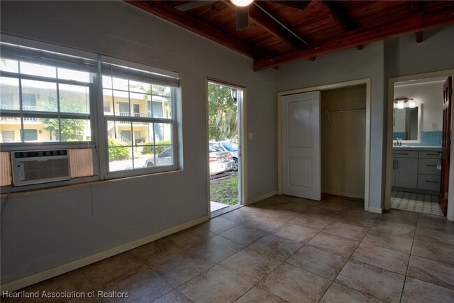 Building Photo - 2175 Lakeview Dr