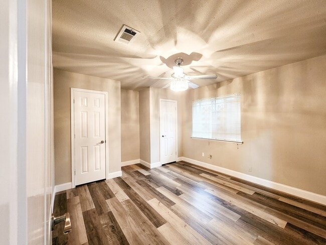 Building Photo - 9750 Hillis St