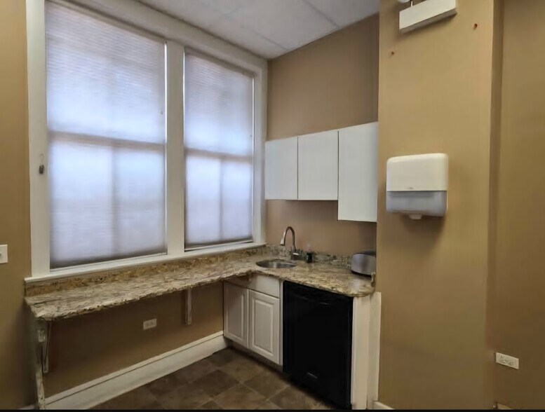 Kitchenette - 4235 W Fullerton Ave
