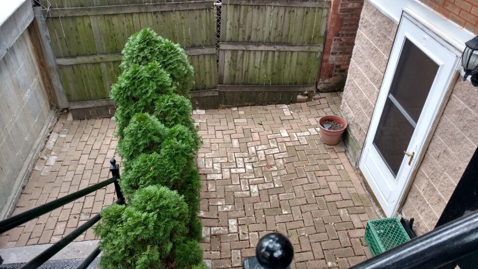 private front patio - 2325 W 23rd St