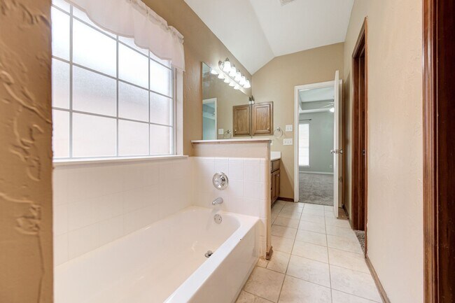 Building Photo - Gorgeous 3 bedroom 2 Bath Home in the Heart of Edmond