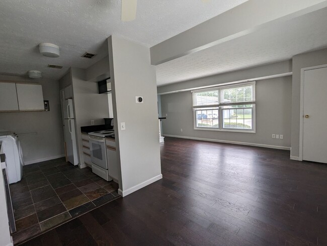 Building Photo - Cozy 2BR, 1 BA Townhome in Aurora!