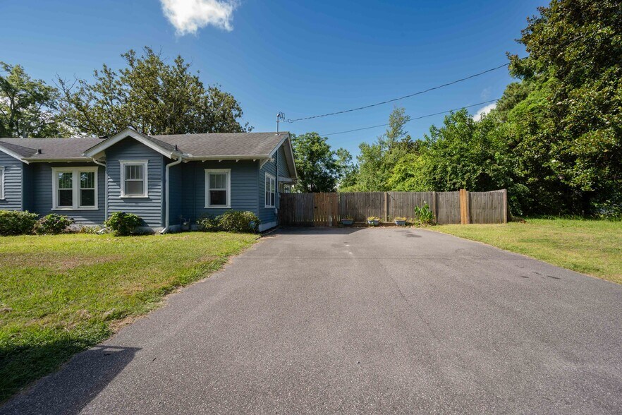 Building Photo - 1815 Castle Hayne Rd