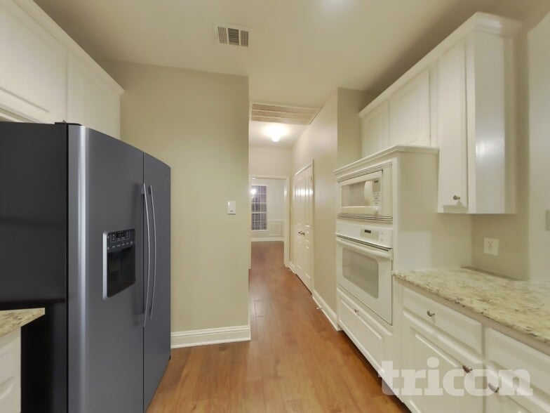 Building Photo - 2304 Greenview Dr