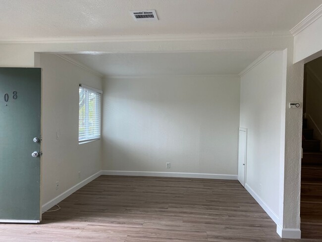 Building Photo - Tastefully Renovated Townhouse Available t...