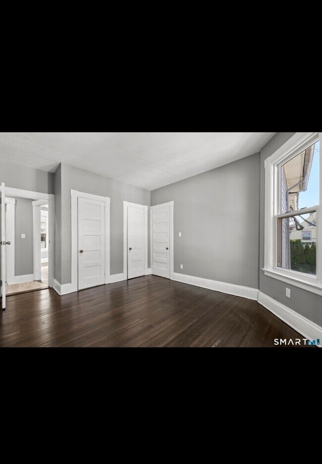 Building Photo - 362 Sigourney St
