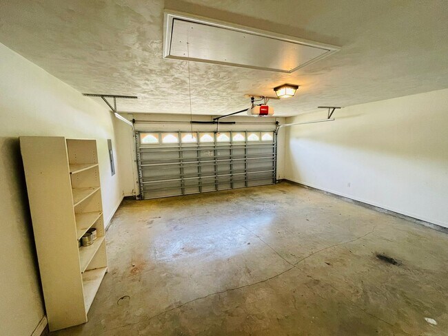 Building Photo - 2031 Sunny Dale Dr