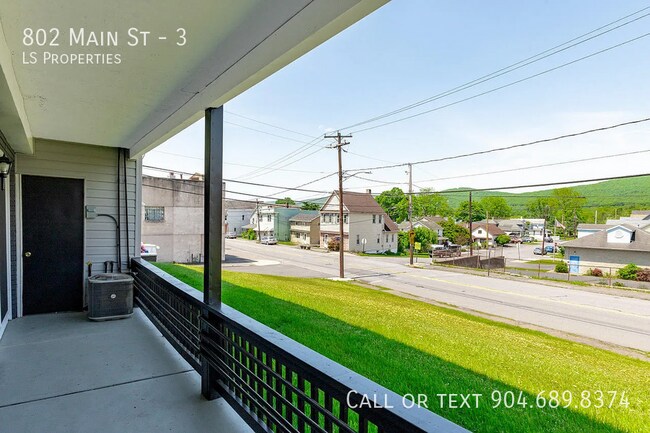 Building Photo - 802 Main St