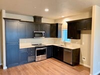 Building Photo - New Townhome Steps from Willamette River