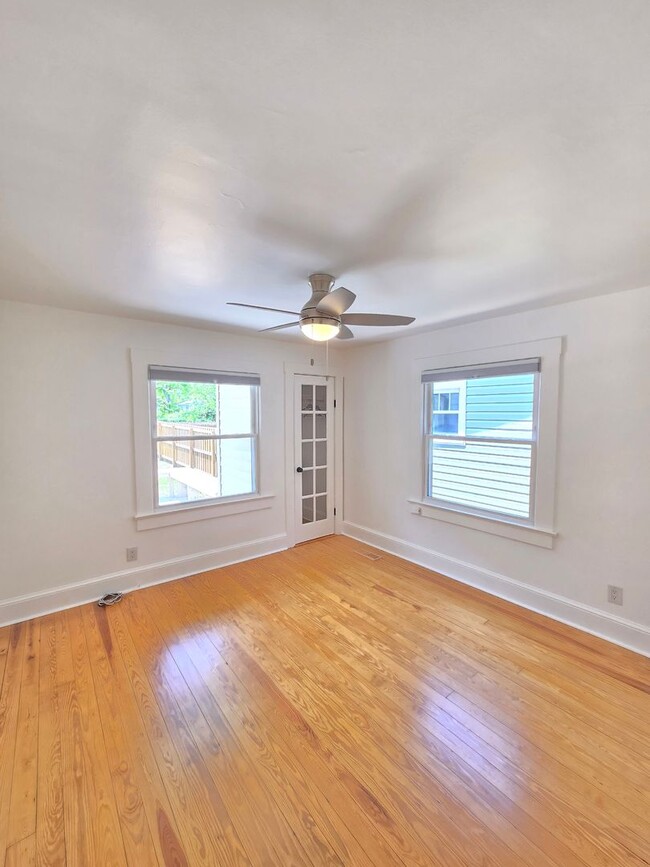 Building Photo - CAROLINA PLACE - Renovated 2 Bedroom - Gor...