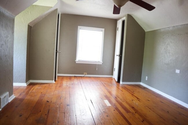 Building Photo - 4144 Hinsdale Rd