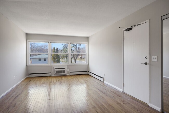 Building Photo - Large Renovated 1 Bedroom