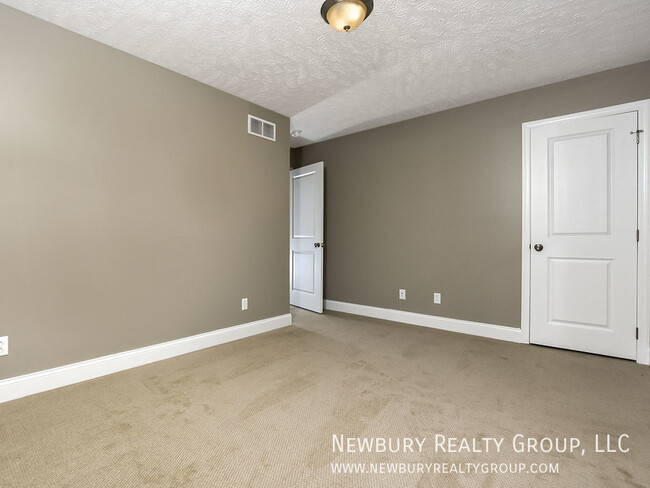 Building Photo - 2 Bedroom, 2.5 Bath Townhome - Discover th...