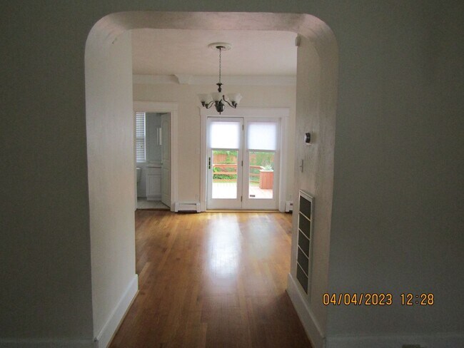 Building Photo - Colonial Place