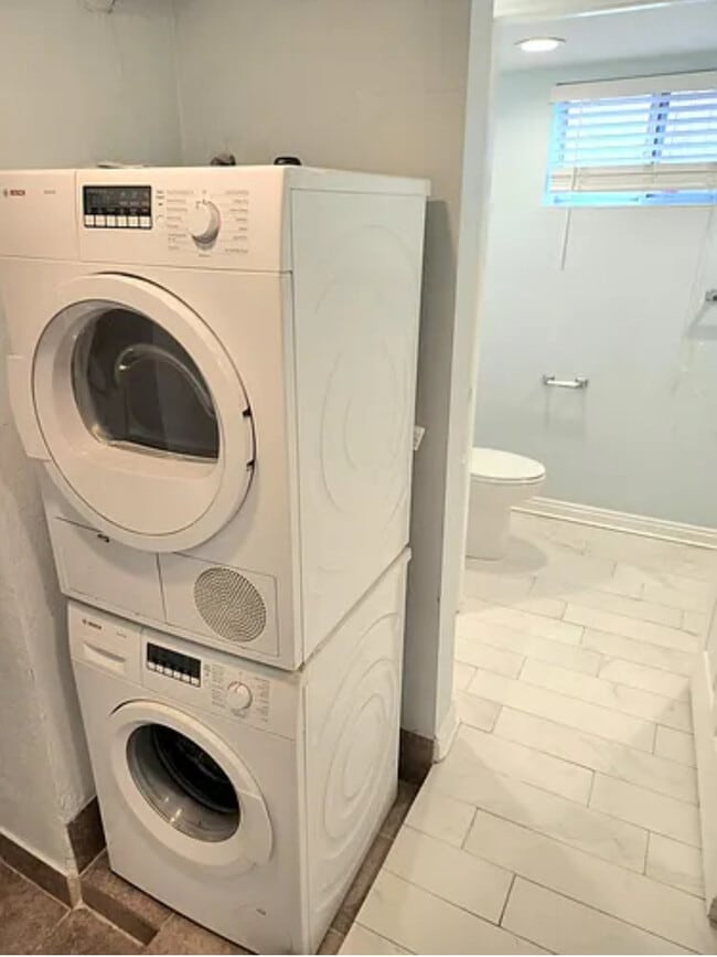 Building Photo - Beautiful 3-Bedroom Garden Apartment in th...