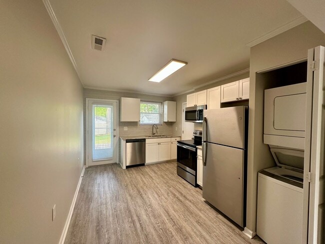 Building Photo - SEAGATE VILLAGE - Located off Greenville A...