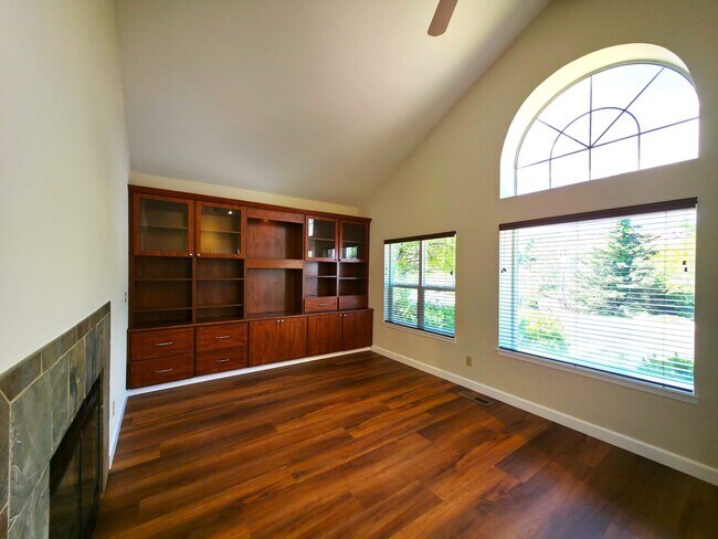 Building Photo - Beautifully Updated 3 Bedroom 2 Bath Updated Home in Lakeridge Springs with Included Yard Care