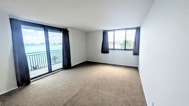 Building Photo - Annual UNfurnished Siesta Key Gulf front 2/2 condo with water views!