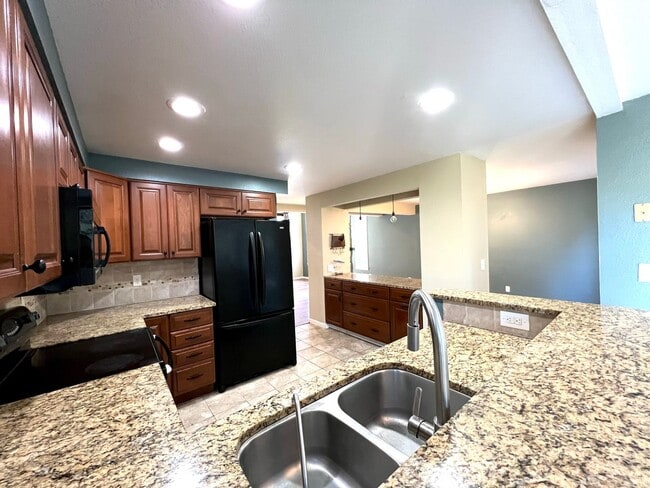Building Photo - Charming 3-Bed, 3-Bath Home with Bonus Roo...