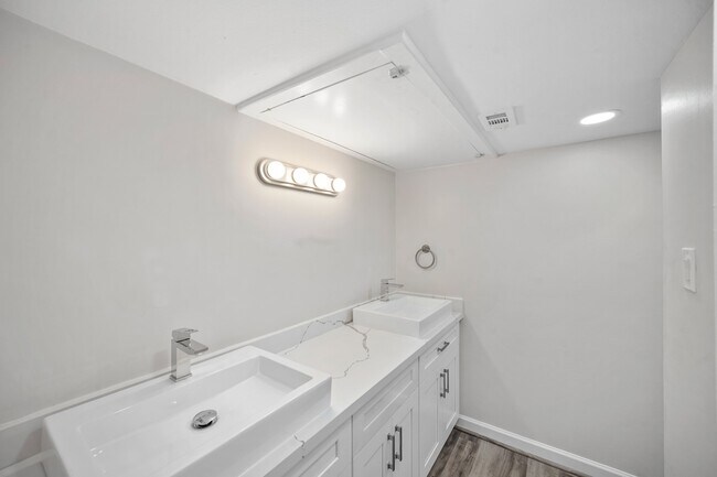 Building Photo - 357 N Post Oak Ln