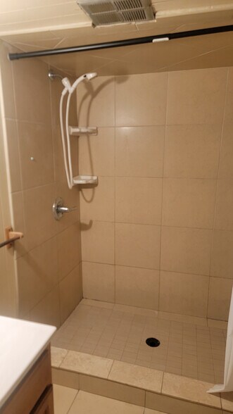 Building Photo - 18 Melba Pl