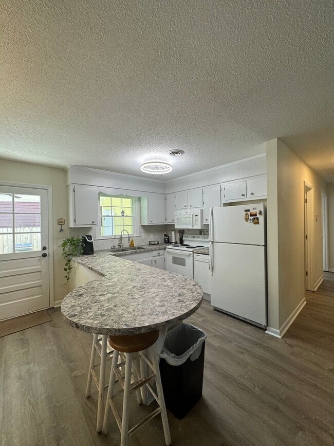 Building Photo - FULLY FURNISHED Wooded Oak Island area  3 Bed/1 Bath