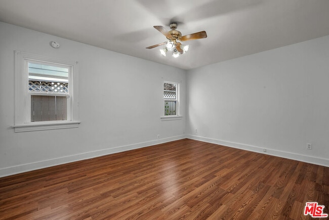 Building Photo - 922 S Bundy Dr
