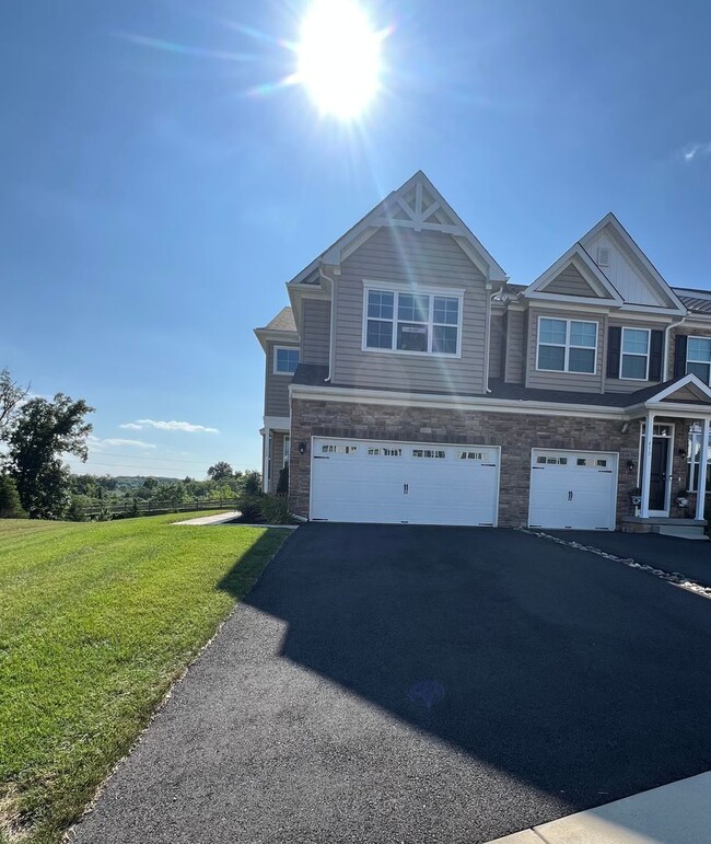 Building Photo - THREE BEDROOM TOWNHOME- PARKLAND SCHOOLS