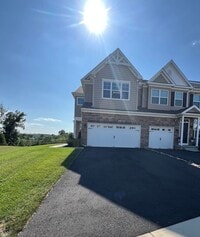 Building Photo - THREE BEDROOM TOWNHOME- PARKLAND SCHOOLS