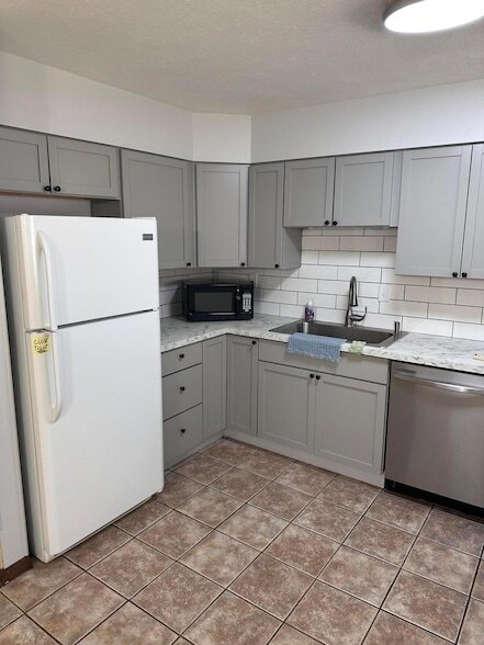 Building Photo - 388 Gamewood Dr