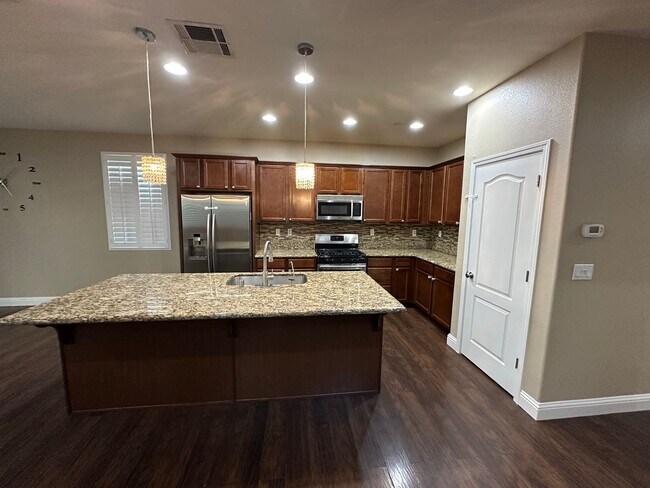 Building Photo - Beautiful 4 Bedroom, 3 Full Bath W/ Office...